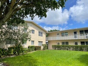 226 Canterbury E in West Palm Beach, FL - Building Photo - Building Photo