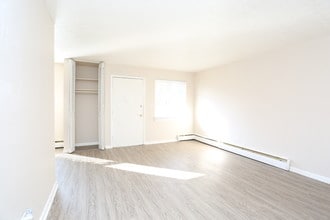 Chateau Royale Apartments in Louisville, KY - Building Photo - Interior Photo