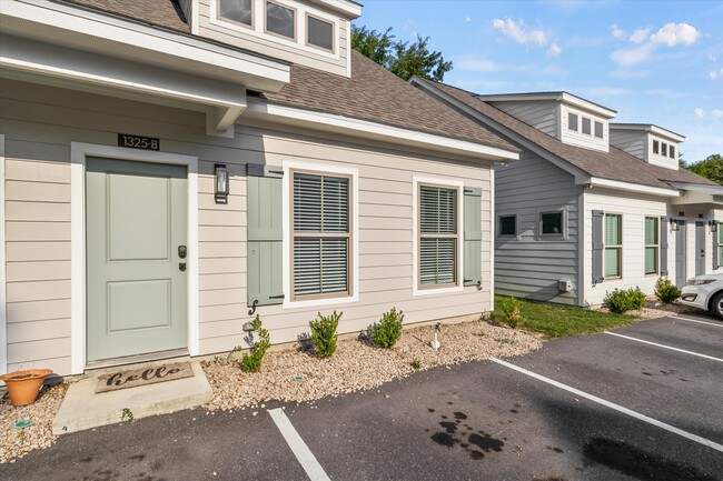 1327 N Bronough St, Unit 2 in Tallahassee, FL - Building Photo - Building Photo