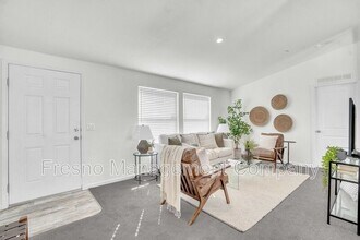 5925 E Tulare Ave in Fresno, CA - Foto de edificio - Building Photo