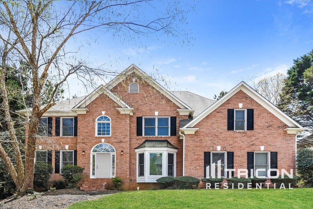 1002 Crofton Landing in Suwanee, GA - Building Photo