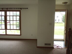 236 Crabapple Ln, Unit Right in Buffalo, NY - Foto de edificio - Building Photo