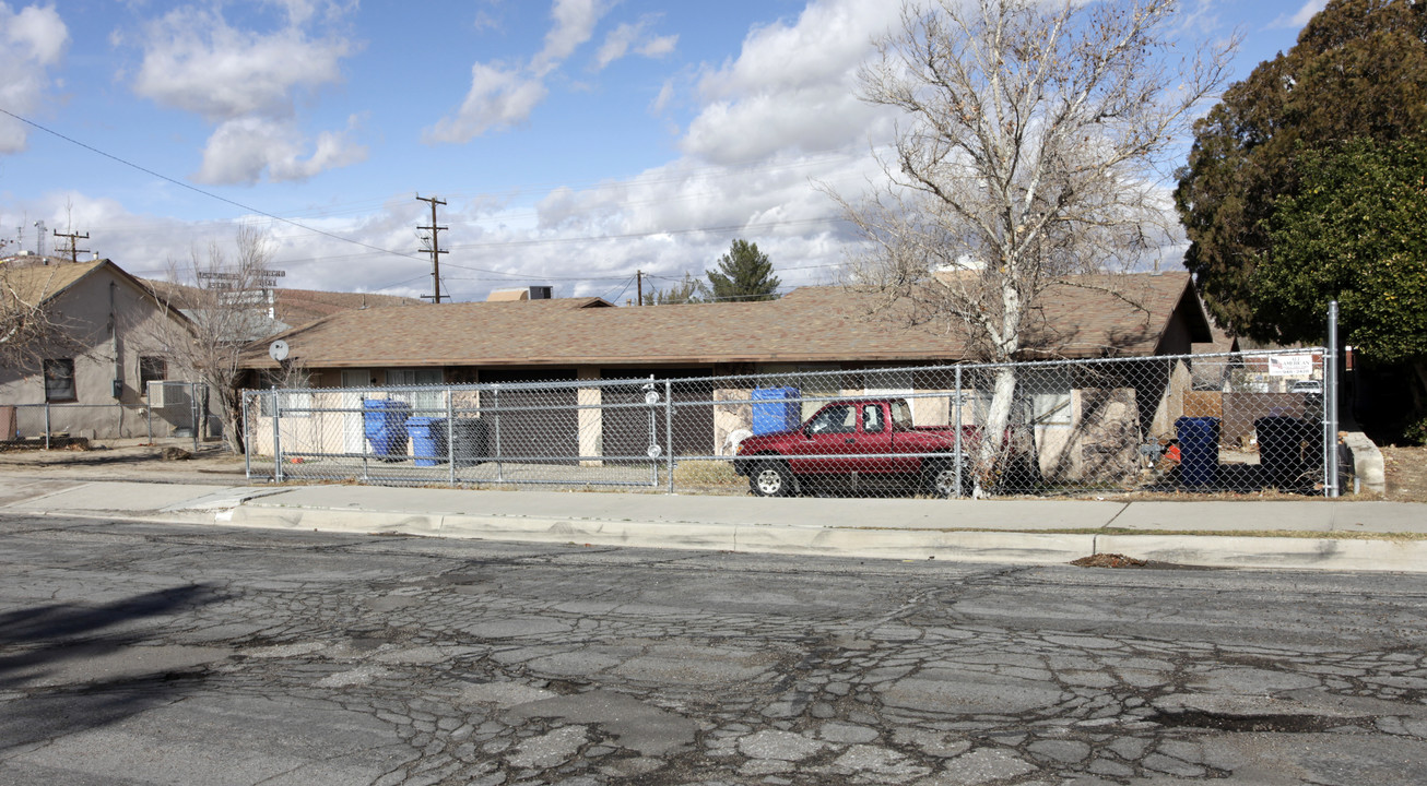 215-217 E Fredricks St in Barstow, CA - Building Photo