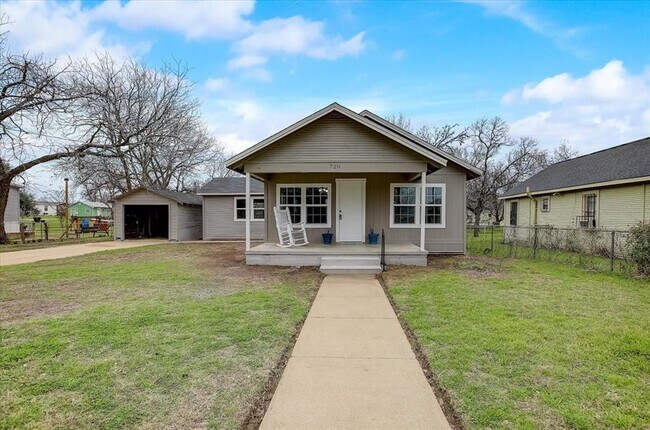 720 E Guadalupe St in La Grange, TX - Building Photo - Building Photo