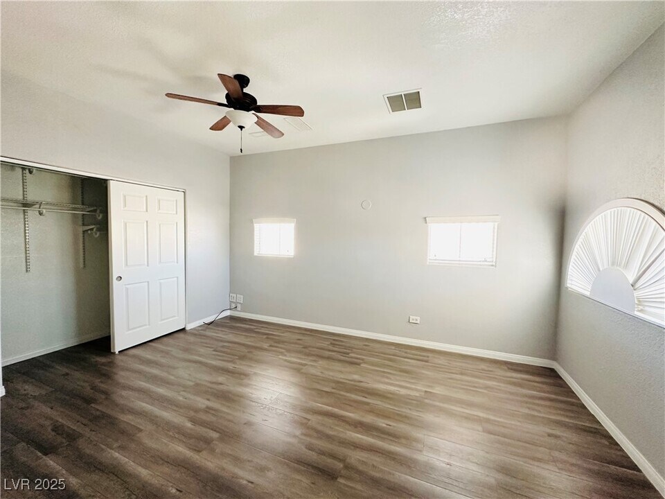 7217 W Mesa Vista Ave in Las Vegas, NV - Foto de edificio