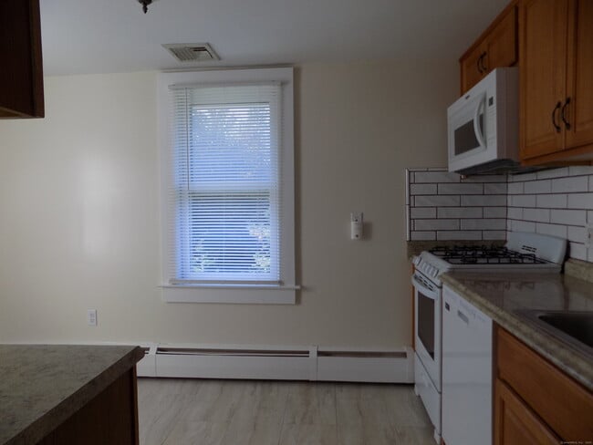 6 Hillside Ave in New Milford, CT - Building Photo - Building Photo