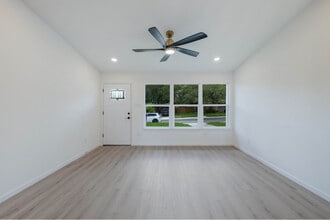 523 Gilbert Ln in San Antonio, TX - Building Photo - Building Photo
