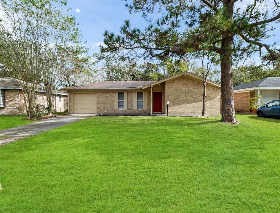 1306 N Noble Rd in Texas City, TX - Building Photo