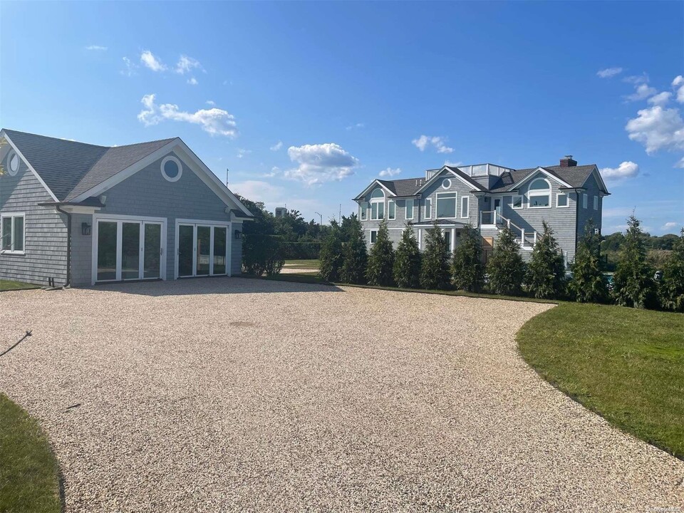 115 Dune Rd in Southampton, NY - Building Photo