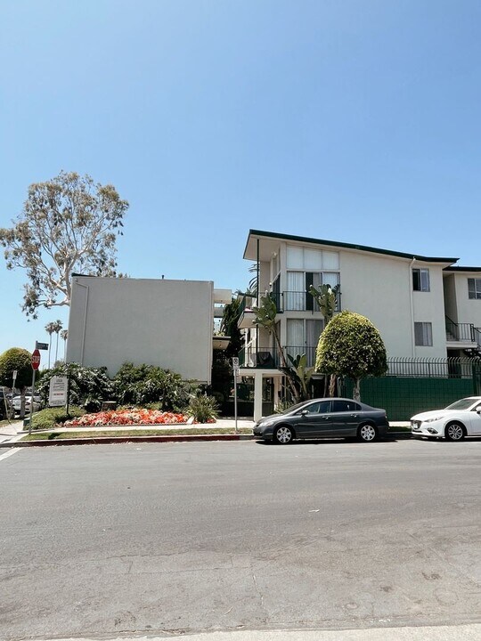 1353 S. Carmelina Ave (UDA08) in Los Angeles, CA - Foto de edificio