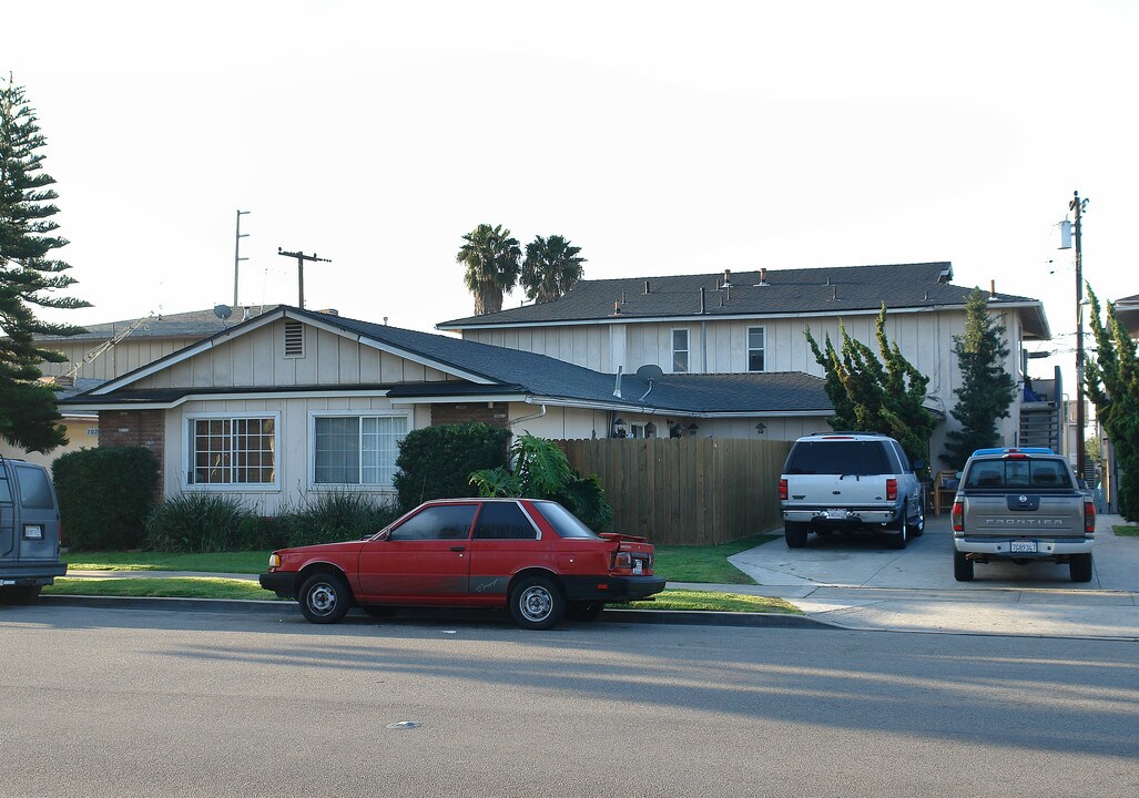 707 James St in Costa Mesa, CA - Building Photo