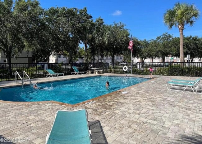 402 Banana Cay Dr, Unit J in South Daytona, FL - Foto de edificio - Building Photo