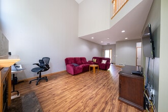 6882 Folkestone Rd in Apple Valley, MN - Foto de edificio - Building Photo