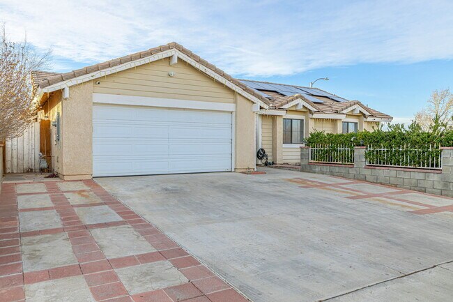 38659 Angele Trumpet Ct in Palmdale, CA - Building Photo - Building Photo