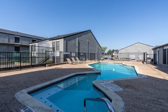 Chase Village Apartments in Austin, TX - Foto de edificio - Building Photo