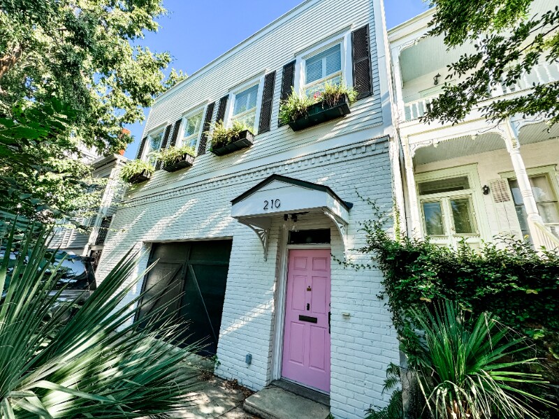 210 E Waldburg St in Savannah, GA - Building Photo
