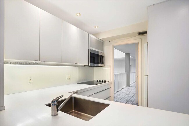 7735 Abbott Ave in Miami Beach, FL - Building Photo - Building Photo