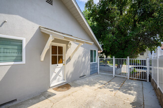 3211 Fairesta St, Unit A in Glendale, CA - Foto de edificio - Building Photo