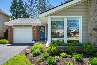 411 Huntington Ln in Elmhurst, IL - Building Photo - Building Photo