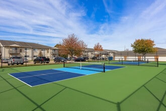 Hunters Crossing Apartments in Elyria, OH - Building Photo - Building Photo