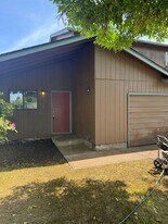 515-517 S 49th Pl in Springfield, OR - Building Photo