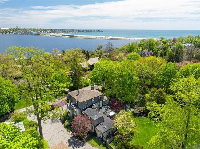 287 Gibbs Ave in Newport, RI - Building Photo - Building Photo