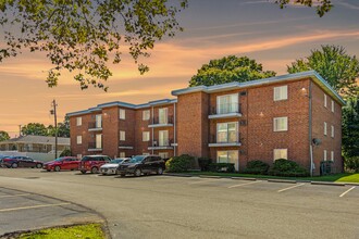 Hillcrest Apartments in Munroe Falls, OH - Building Photo - Building Photo