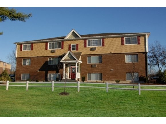 3951 Brown Ave-Unit -108 in Manchester, NH - Building Photo