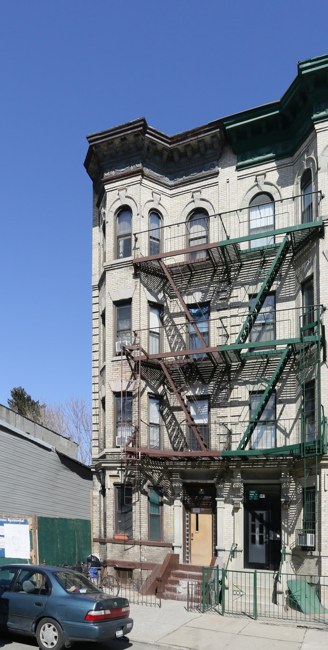 445 Bainbridge St in Brooklyn, NY - Foto de edificio - Building Photo