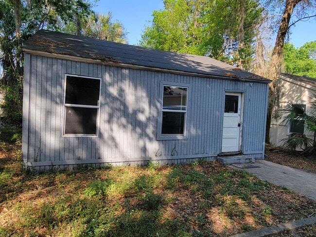 property at 5 Lucerne Cir