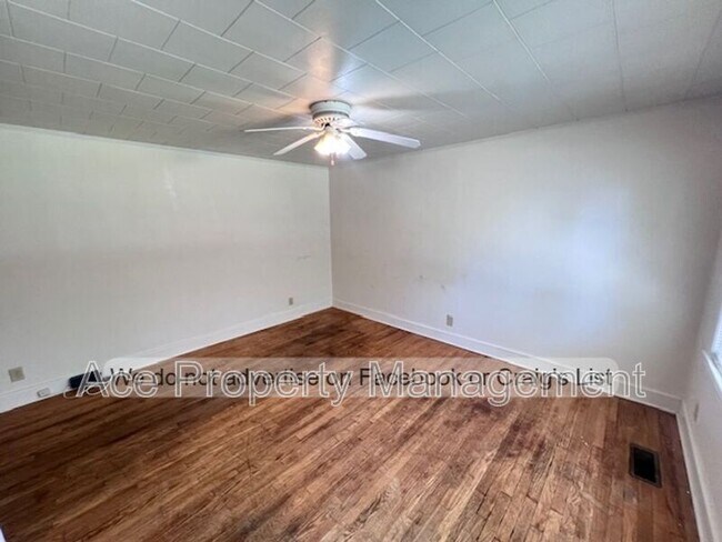 99 Susan St in Clinton, NC - Building Photo - Building Photo