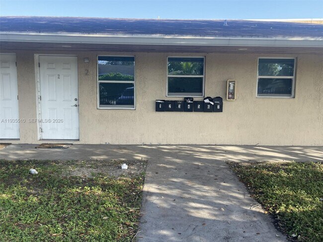 2247 Simms St in Hollywood, FL - Building Photo - Building Photo