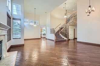 136 N Ring Dove Dr in Las Vegas, NV - Building Photo - Building Photo