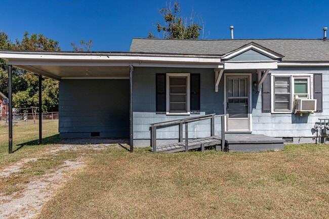 property at 903 E 4th St