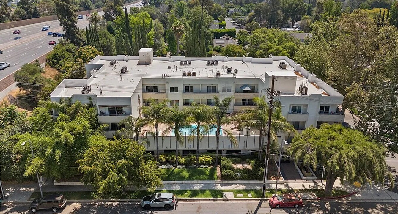 4702 Fulton Ave, Unit 302 in Sherman Oaks, CA - Building Photo