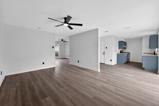 302 Independence Dr in Garland, TX - Building Photo