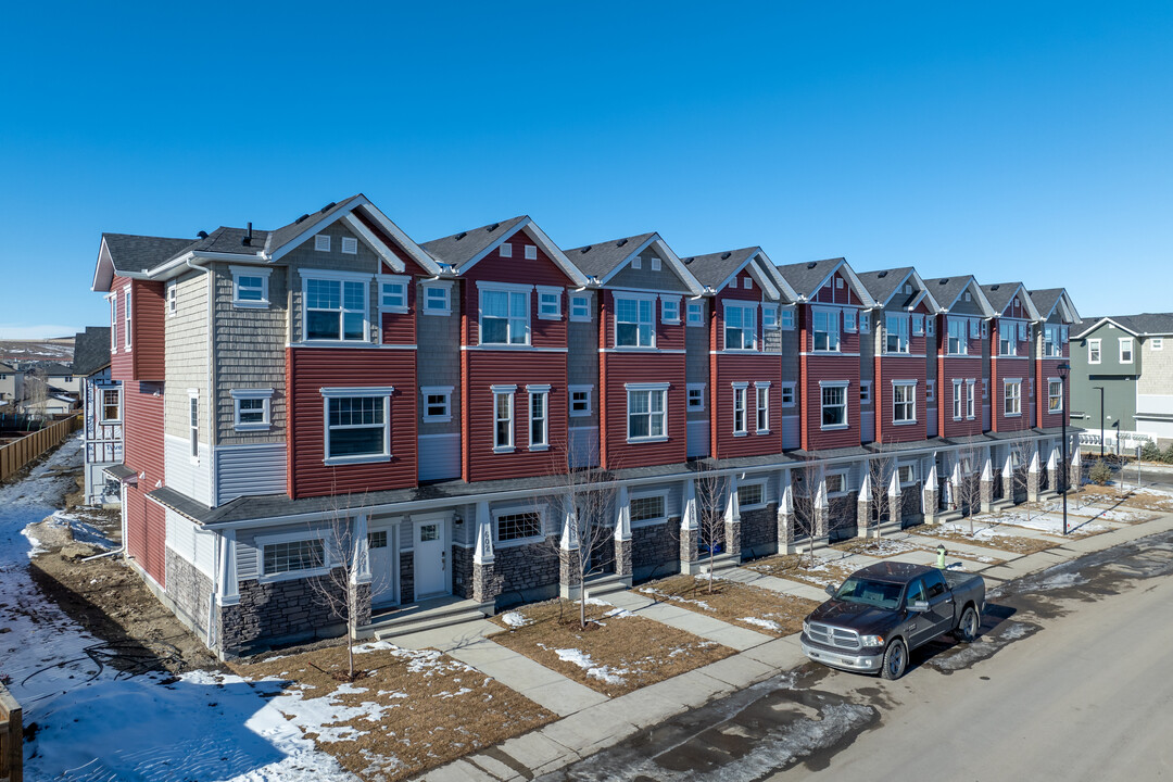 242 Canals SW in Airdrie, AB - Building Photo