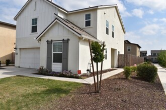 698 Jessie Dr in Merced, CA - Foto de edificio - Building Photo