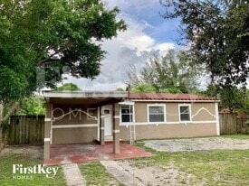 1525 NW 126th St in North Miami, FL - Building Photo