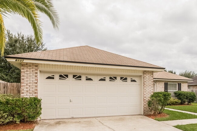 8137 Leafcrest Dr in Jacksonville, FL - Building Photo - Building Photo