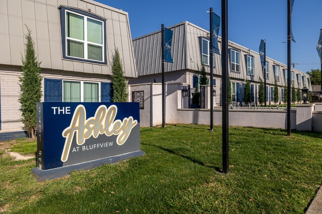 The Ashley at Bluffview Apartments in Dallas, TX - Foto de edificio - Building Photo