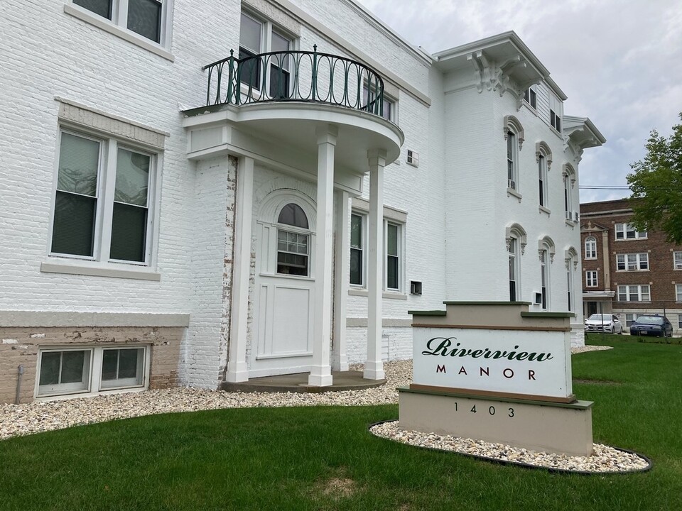 RIVERVIEW MANOR in Racine, WI - Foto de edificio