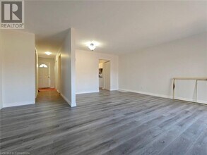 33 Queenston Dr in Kitchener, ON - Building Photo - Building Photo