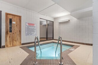 270 E Highland Ave, Unit 636 in Milwaukee, WI - Building Photo - Building Photo