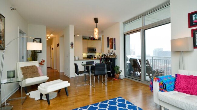 330 W Grand Ave, Unit 1606 in Chicago, IL - Building Photo - Building Photo