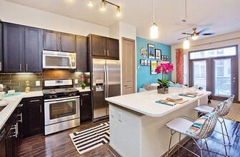 935 N Wilcrest Dr in Houston, TX - Building Photo - Building Photo