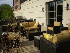 301 Riverwalk Place in Buffalo Grove, IL - Foto de edificio - Building Photo