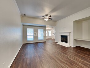 129 N Point Dr in Krum, TX - Foto de edificio - Building Photo