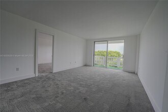 15600 NW 7th Ave in Miami, FL - Building Photo - Building Photo