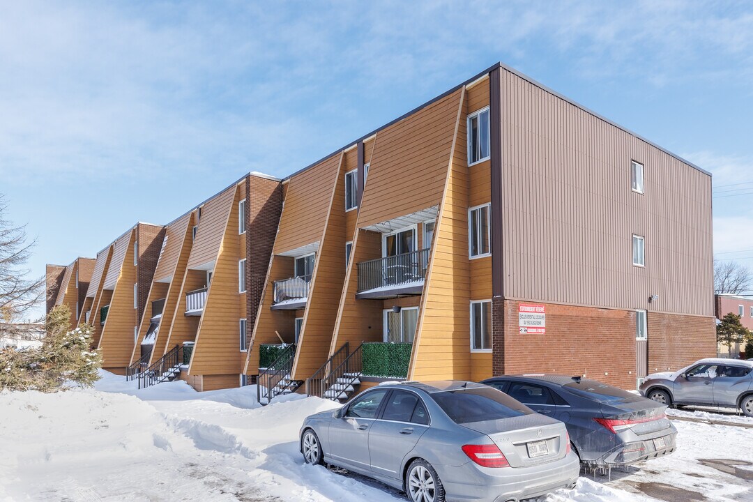 1550 Du Souvenir Boul in Laval, QC - Building Photo